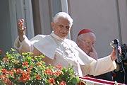 Benedikt XVI. am 10.09.2006 auf dem Balkon des Palais in der Kardinal Faulhaber Straße (Foto: Nathalie Tandler)